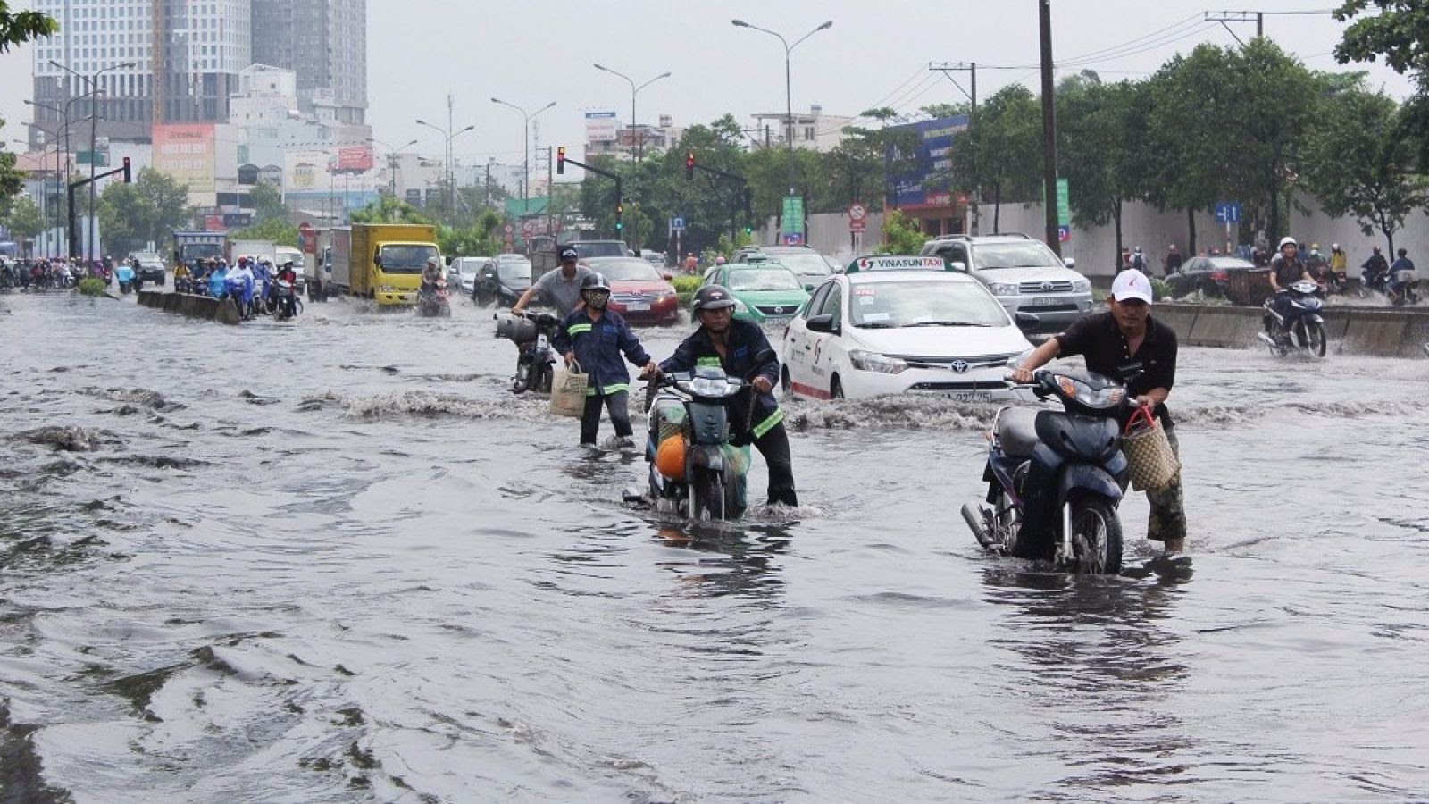 Nước mưa chứa nhiều thành phần không tốt ảnh hưởng đến động cơ